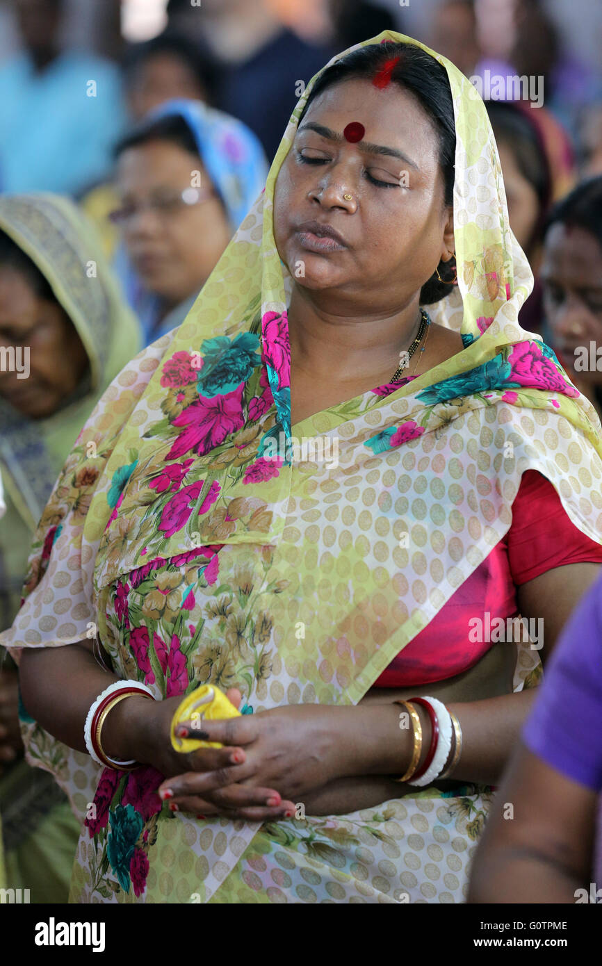 Les croyants chrétiens catholiques romains au cours de la messe du dimanche dans une petite église à Calcutta, Inde Banque D'Images