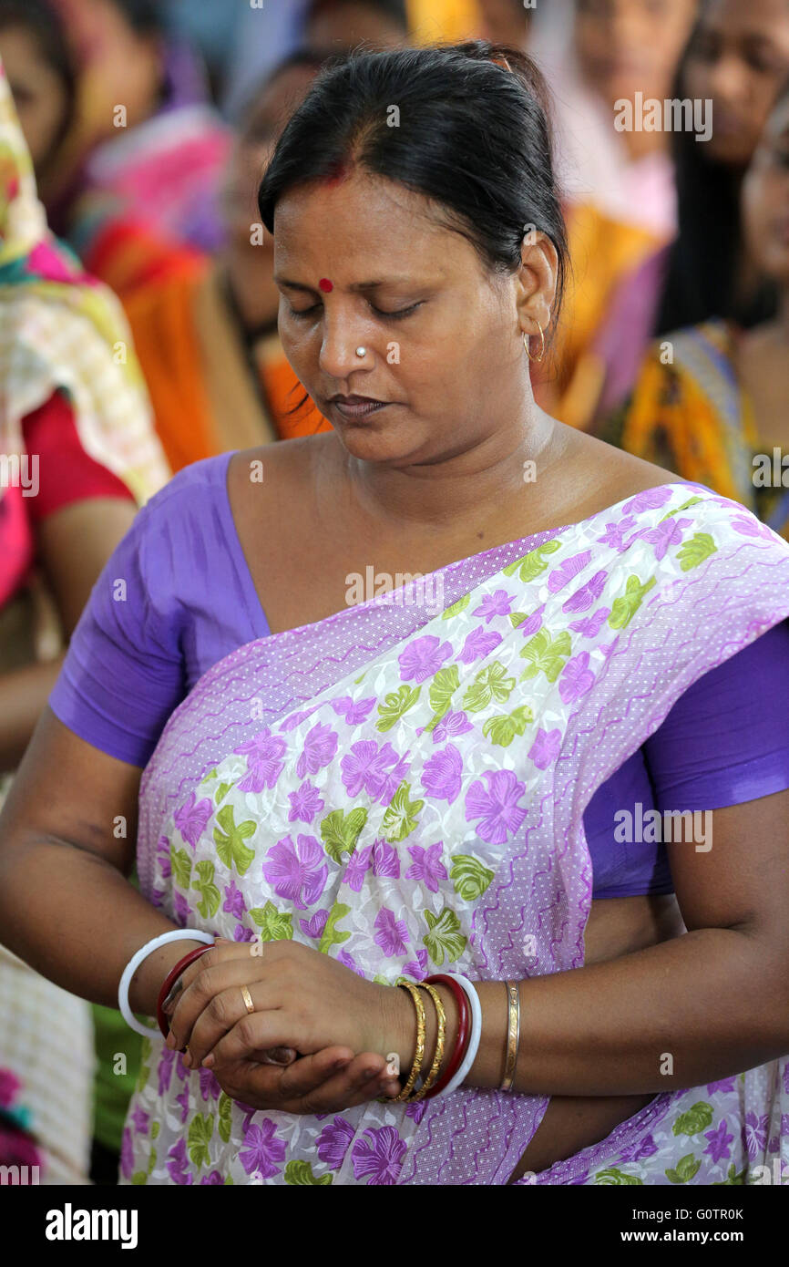 Les croyants chrétiens catholiques romains au cours de la messe du dimanche dans une petite église à Calcutta, Inde Banque D'Images