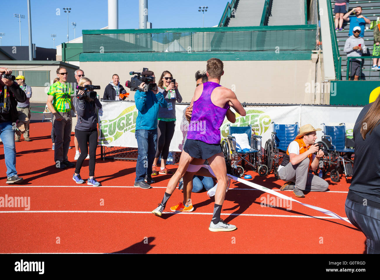 EUGENE, OR - 1 mai 2016 : Carlos Trujillo étreignant un coéquipier après les qualifications pour les Essais olympiques de 2016 avec un plein temps marathon Banque D'Images