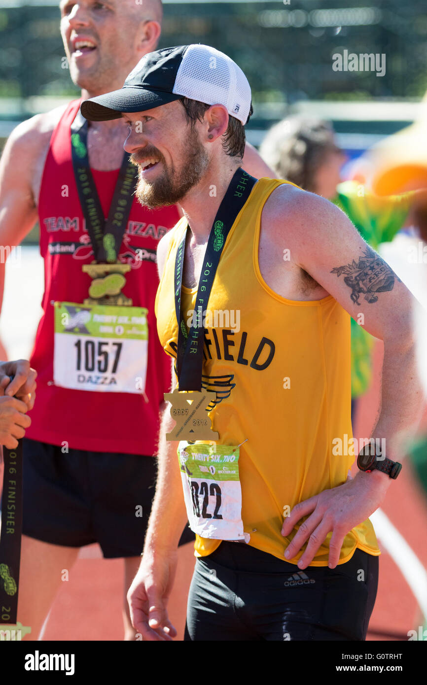 EUGENE, OR - 1 mai 2016 : coureur avec une médaille de sur la ligne d'arrivée du Marathon d'Eugene 2016, un événement pour Boston Banque D'Images