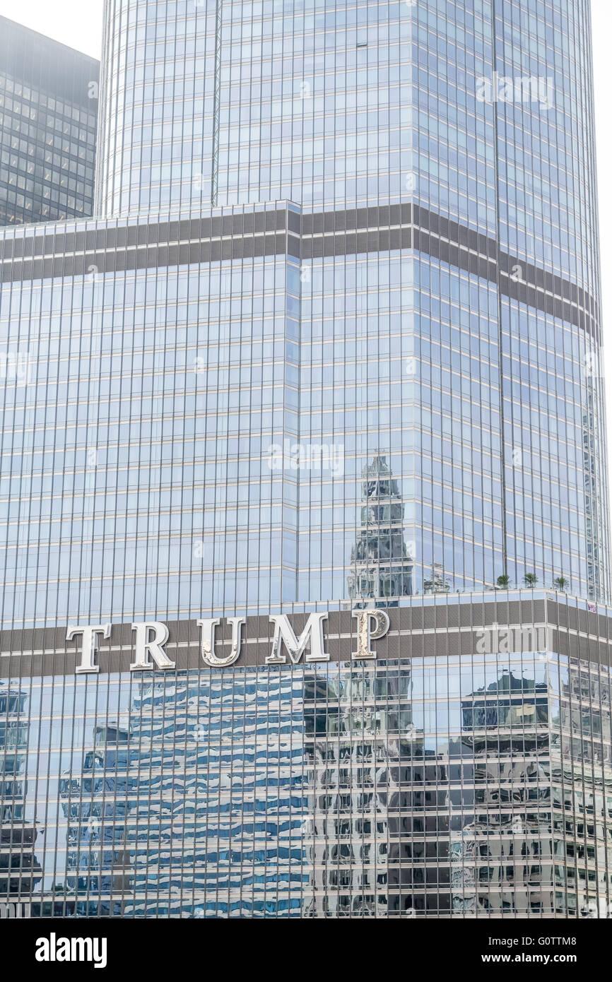 Trump Tower à Chicago dans le brouillard Banque D'Images