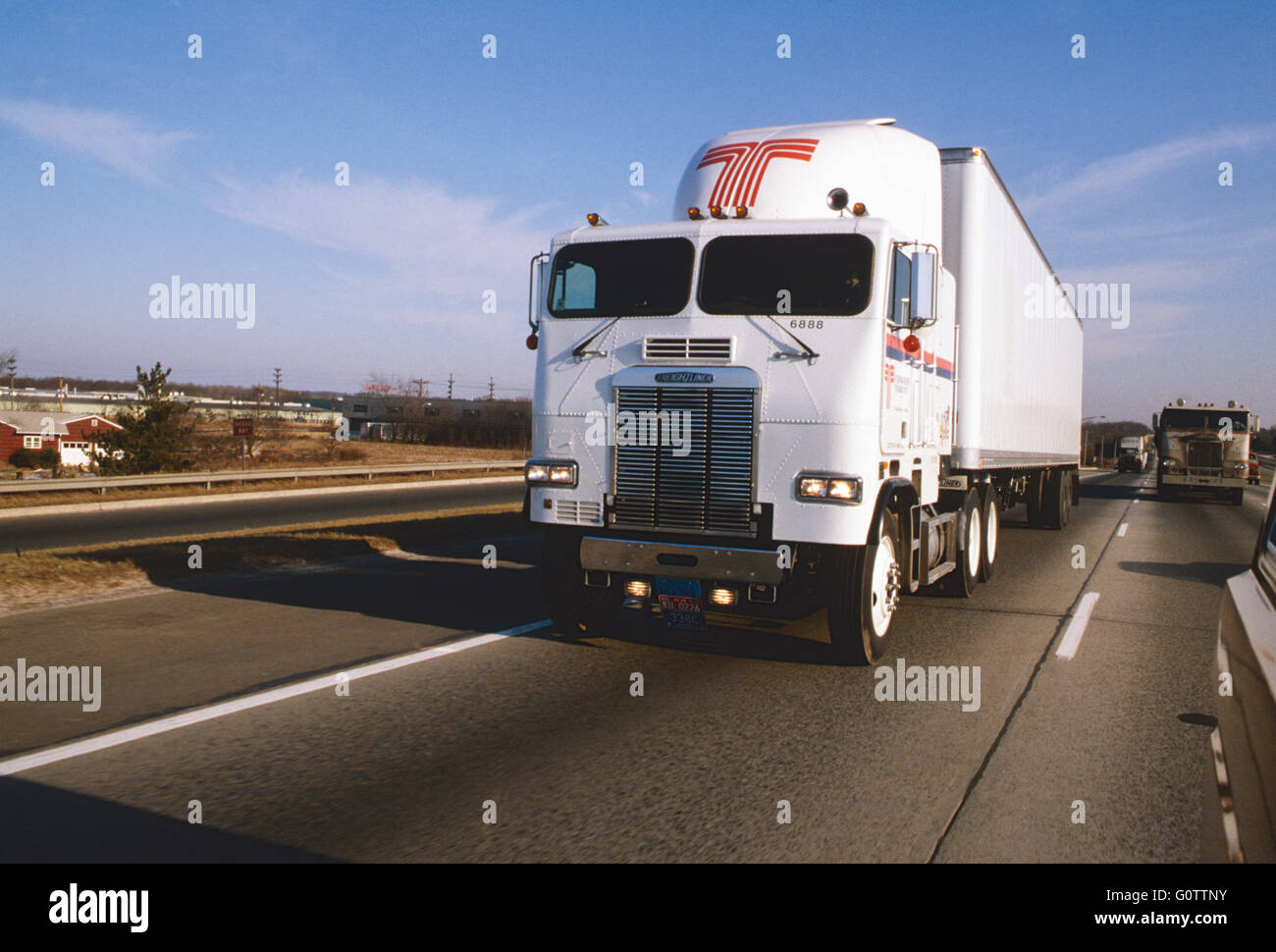 Au cours de la cabine tracteur semi-remorque sur l'autoroute Banque D'Images