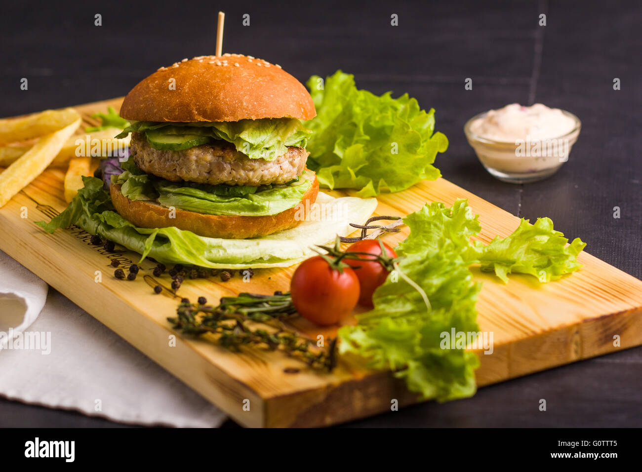 Maison gourmet burger avec garniture Banque D'Images