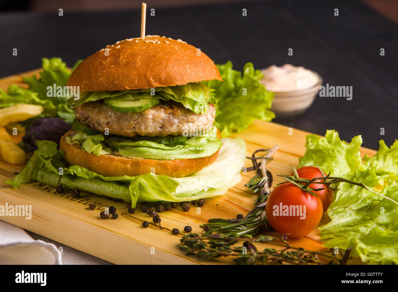 Maison gourmet burger avec garniture Banque D'Images