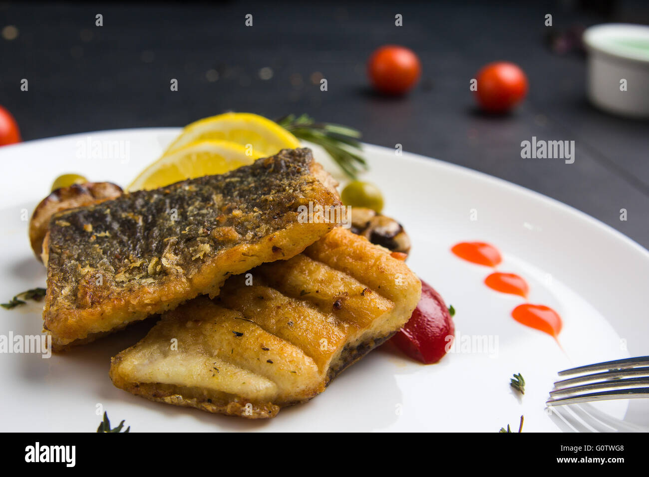 Frites maison sur une table Banque D'Images