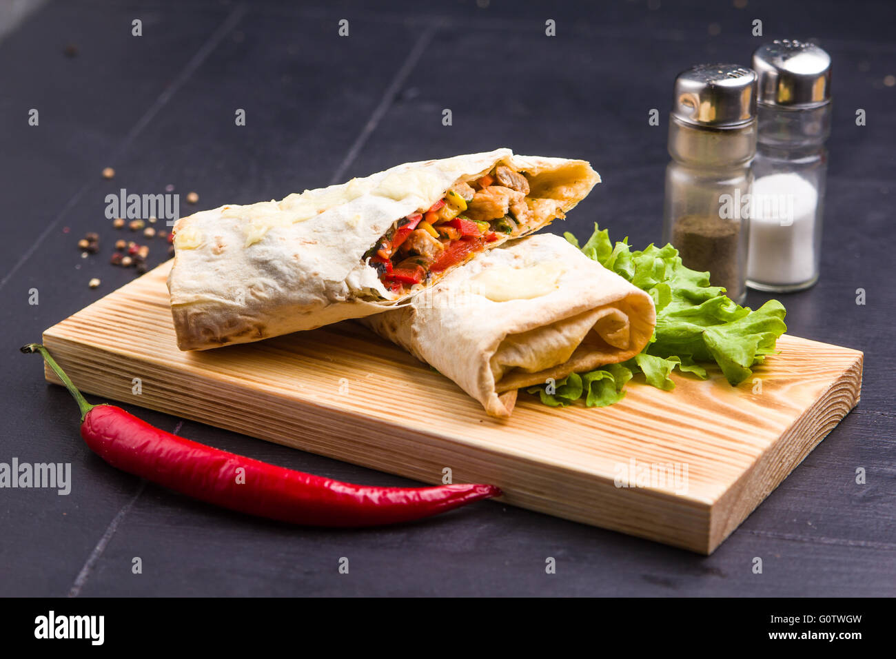 Frites maison sur une table Banque D'Images