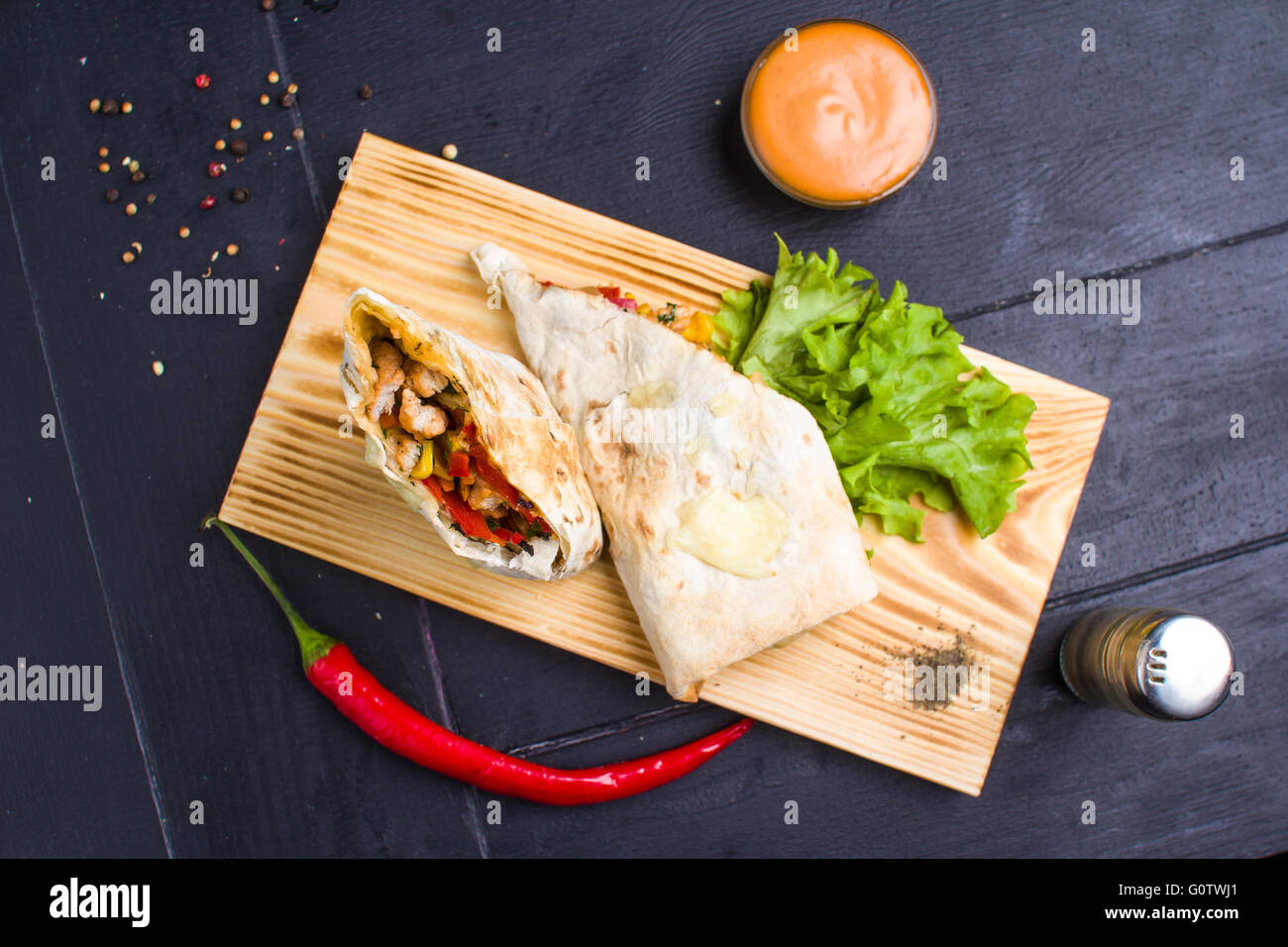 Frites maison sur une table Banque D'Images