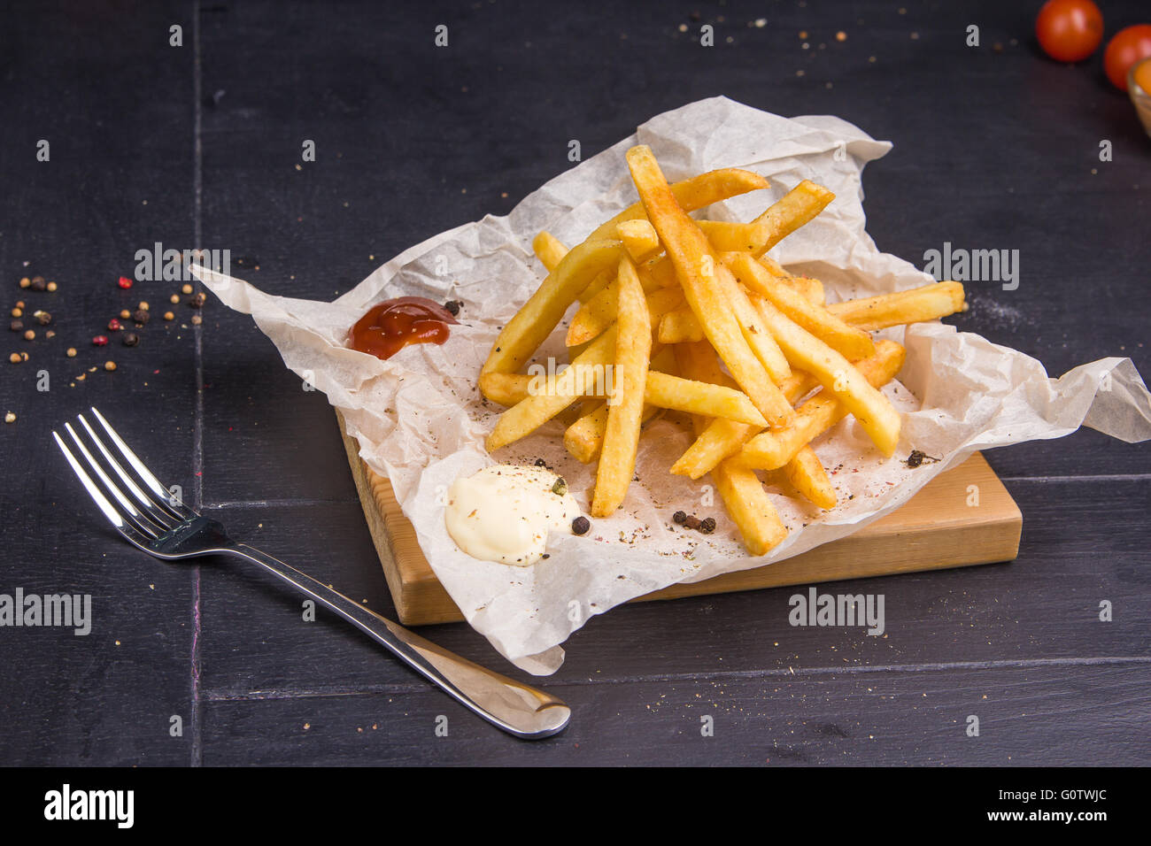 Frites maison sur une table Banque D'Images