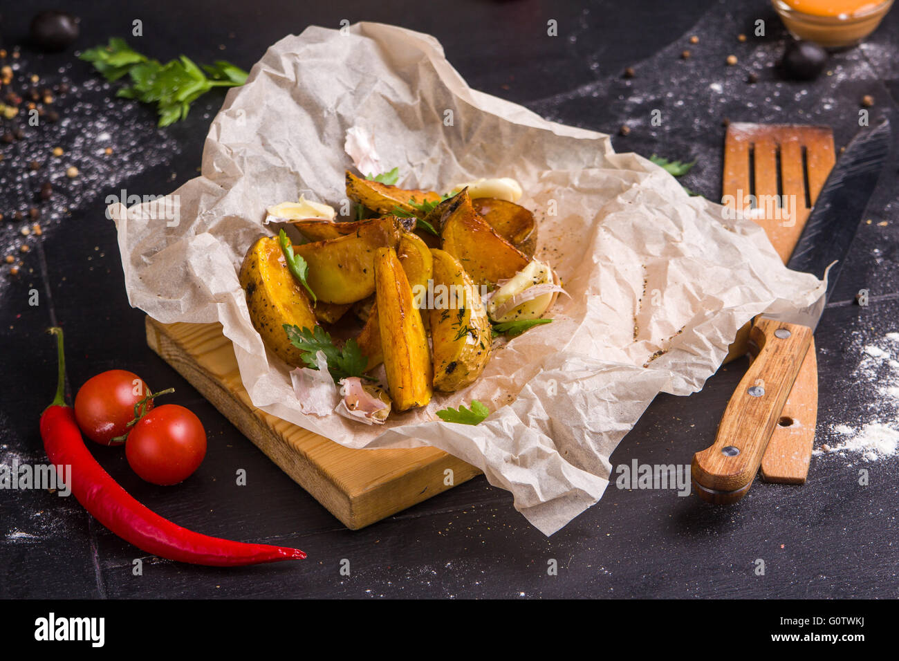 Frites maison sur une table Banque D'Images