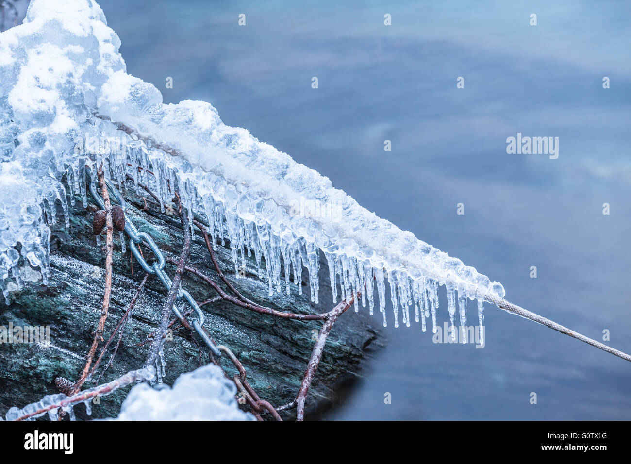 Vue rapprochée de la glace, la neige et le gel sur corde gelée et de l'acier la chaîne sur le bord de l'eau. Concept de froid, l'hiver, le gel, la frustration, Banque D'Images