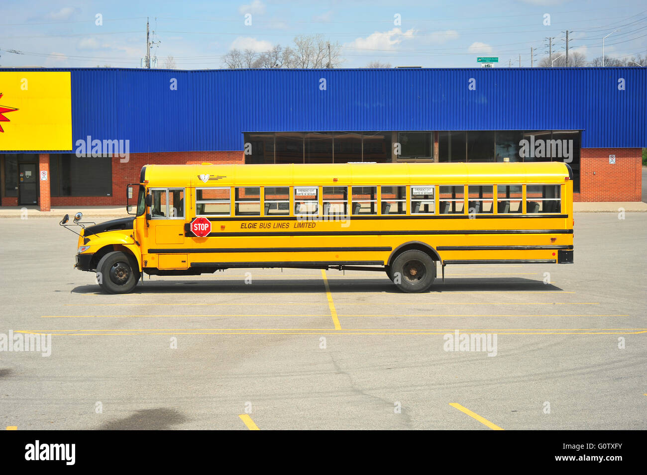 Un bus scolaire canadien stationné dans un parking à London, Ontario. Banque D'Images