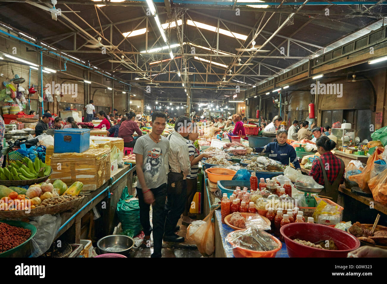 La section des aliments du vieux marché, à Siem Reap, Cambodge Banque D'Images