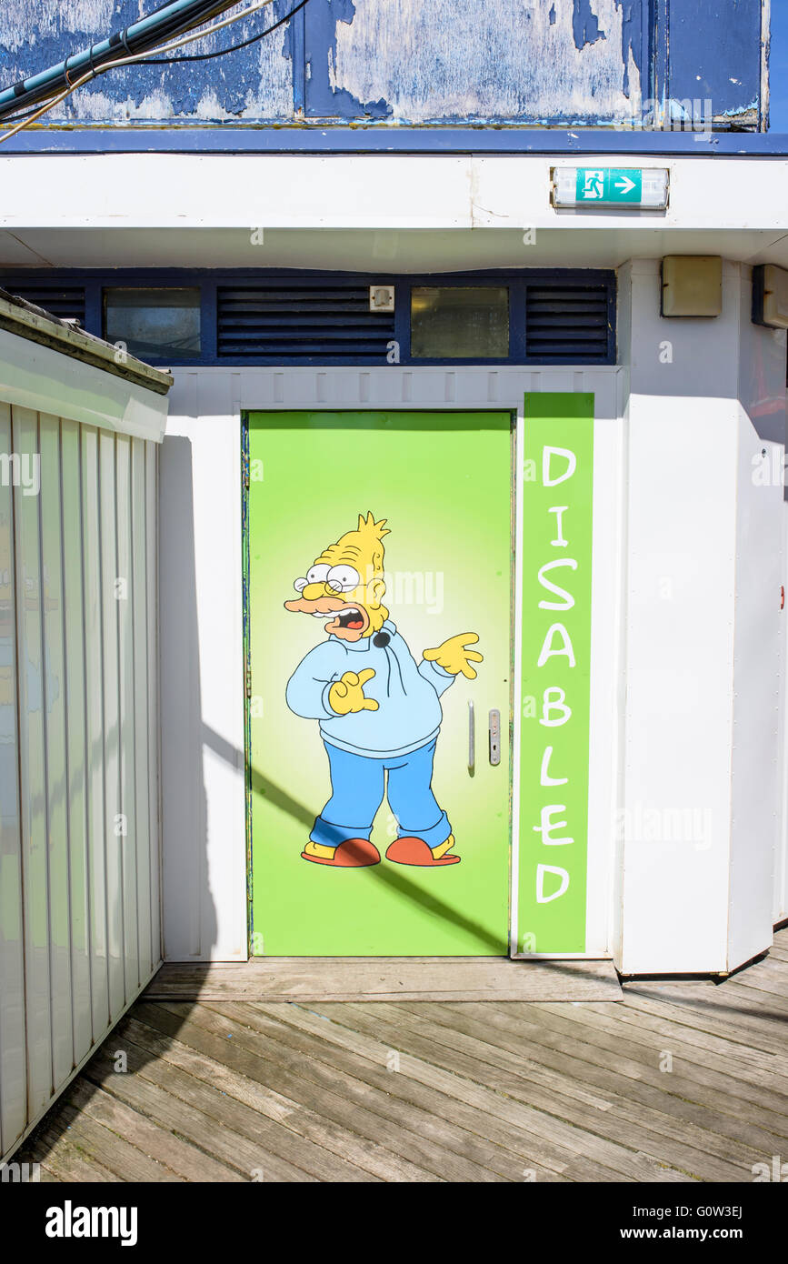Personnage de grandpa simpson représenté sur la porte d'un public handicapé Toilettes sur central pier à Blackpool, lancashire, uk Banque D'Images