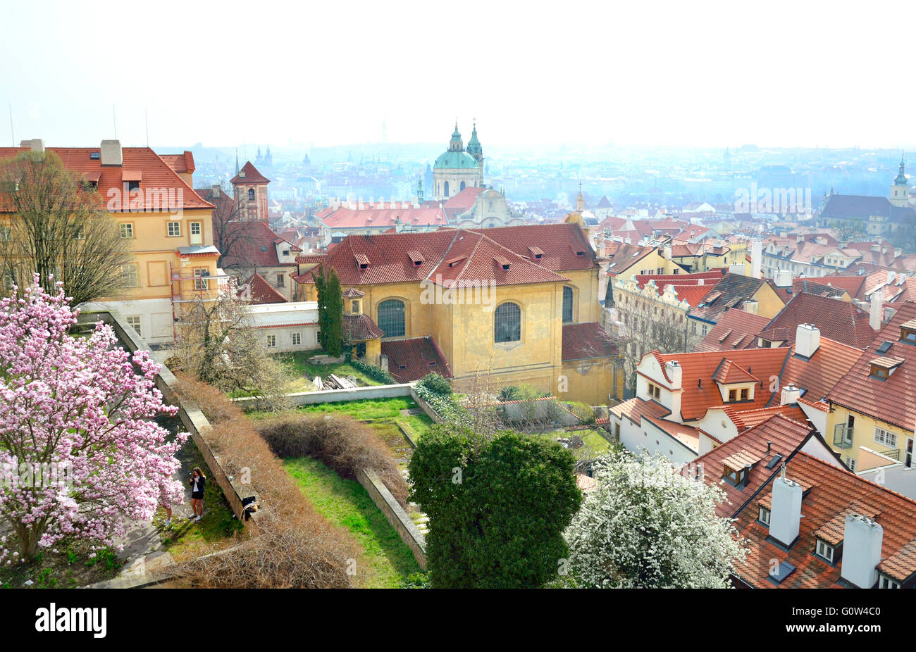 Prague, République tchèque. Mala Strana au printemps (avril 2016) - l'église St Nicolas (green dome) vu du château Banque D'Images