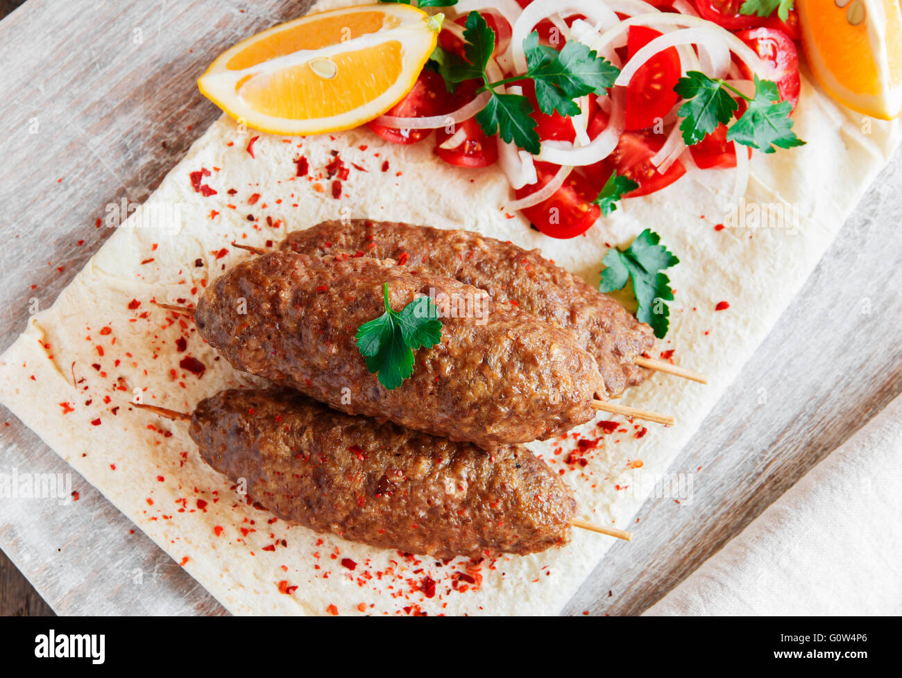 Kebab grillé la viande sur des brochettes en bois avec des légumes Banque D'Images