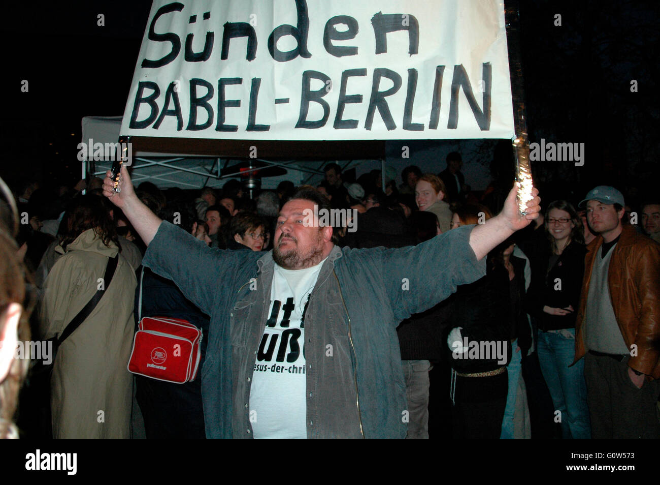 Uenden "Babel Berlin' - Manifestation gegen die der amerikanischen Performance italienisch-Kuenstlerin Vanessa Beecroft am 8. 2 avril Banque D'Images