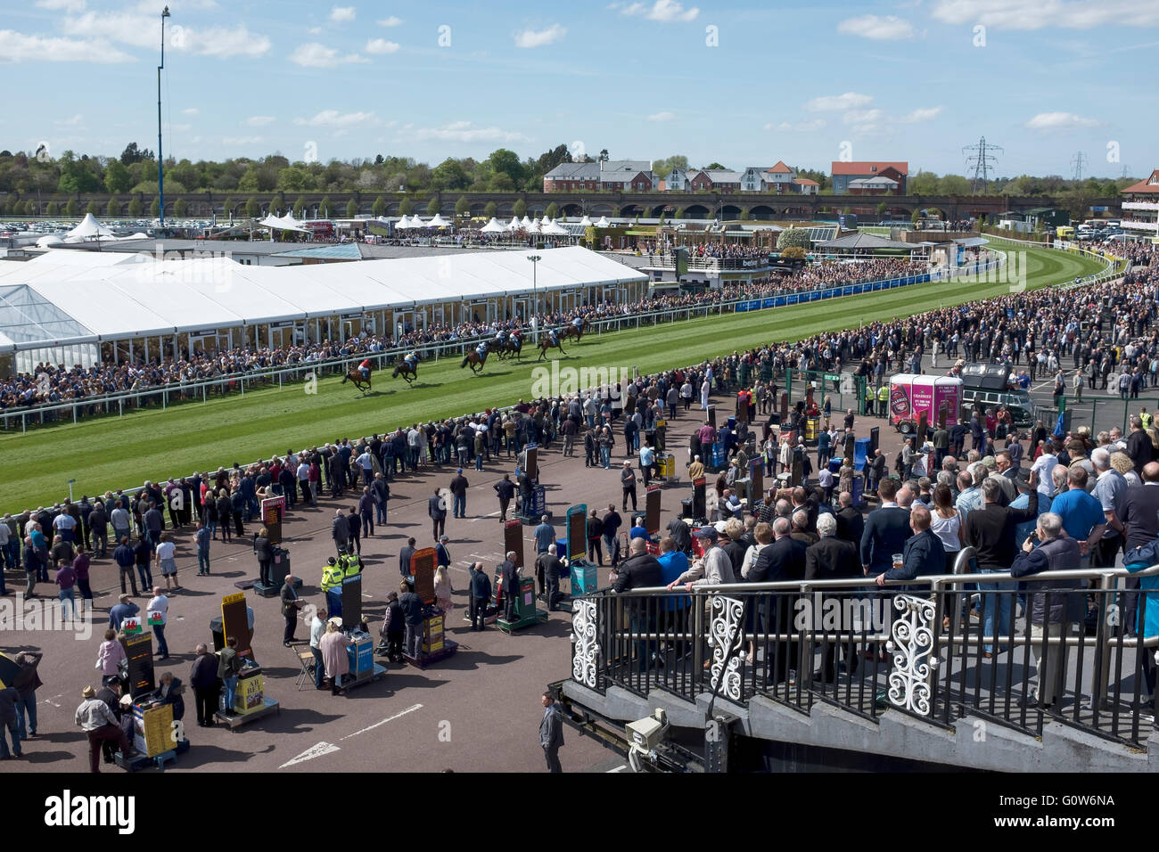 Chester, Royaume-Uni. 4 mai, 2016. Courses de Chester. La première course de la première réunion de la saison 2016 à l'hippodrome de Chester avec les spectateurs admirant le temps de printemps chaud et ensoleillé. Crédit : Andrew Paterson/Alamy Live News Banque D'Images