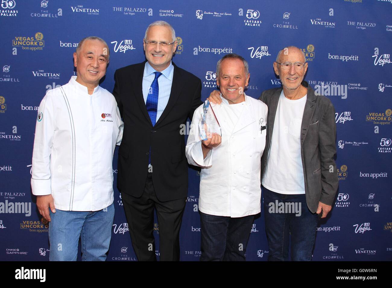 Las Vegas, NV, USA. Apr 29, 2016. Nobu Matsuhisa, Gary Selesner, Wolfgang Puck, Meir Teper arrivées au bon appétit pour le 10e anniversaire du Grand Tasting Event, Le Jardin des Dieux Oasis piscine au Caesars Palace, Las Vegas, NV le 29 avril 2016. © James Atoa/Everett Collection/Alamy Live News Banque D'Images