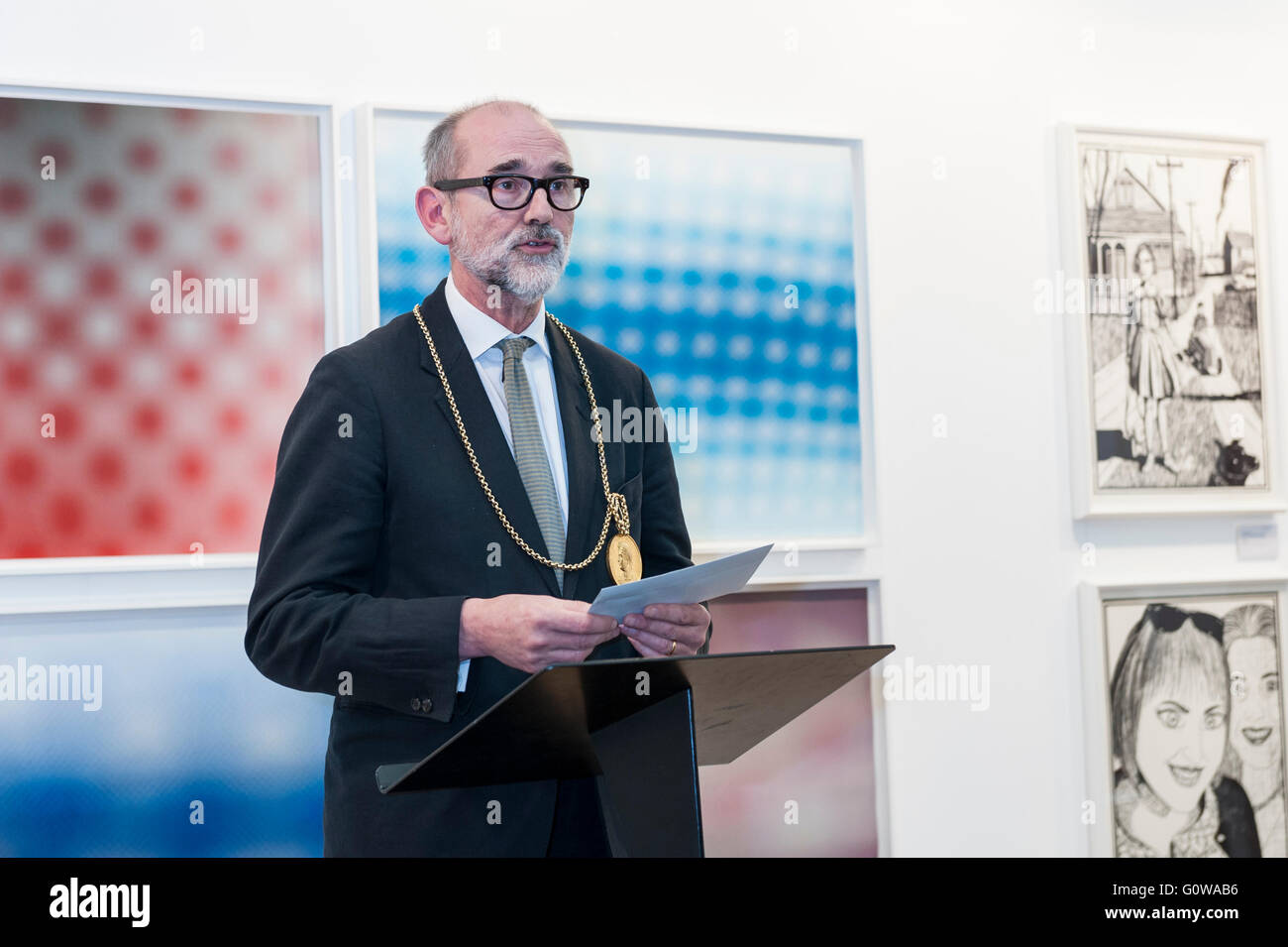Londres, Royaume-Uni. 4 mai 2016. Christopher Le Brun, président de la Royal Academy, annonce la lauréate du prix d'impression d'origine ecclésiastique comme l'Atkinson, Southport, récipiendaire d'un prix de 8 000 €, avant l'ouverture de l'aperçu de l'impression originale de Londres 2016, juste à la Royal Academy of Arts de Piccadilly. Des impressions à partir de 51 grands éditeurs internationaux, les concessionnaires et les galeries sont sur l'offre y compris tout, des épreuves contemporaines d'eaux-fortes des vieux maîtres. Crédit : Stephen Chung / Alamy Live News Banque D'Images
