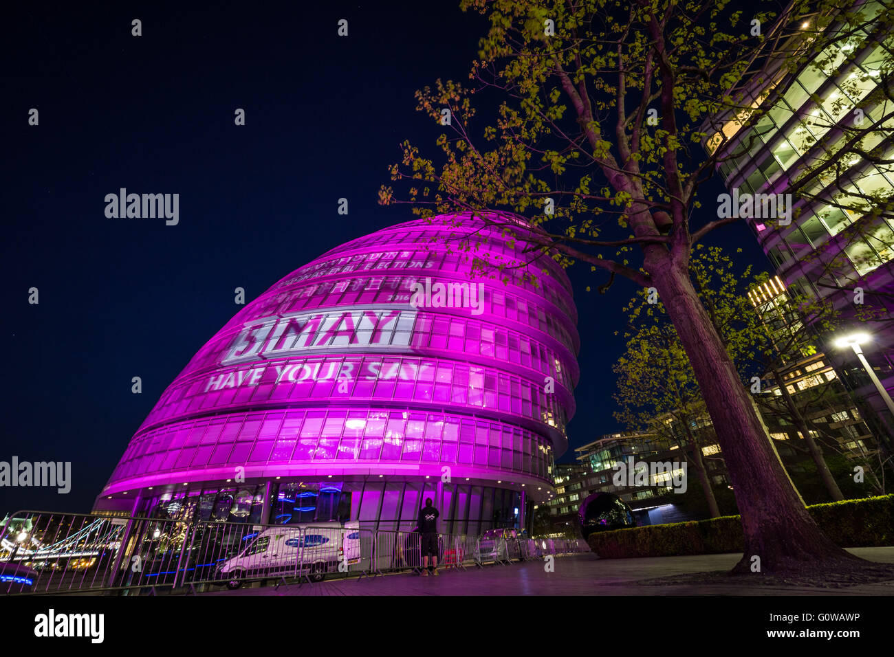 Londres, Royaume-Uni. 4 mai, 2016. Élection du maire : Illumination de l'Hôtel de ville de Londres passe au rose à la veille de la journée de scrutin Crédit : Guy Josse/Alamy Live News Banque D'Images