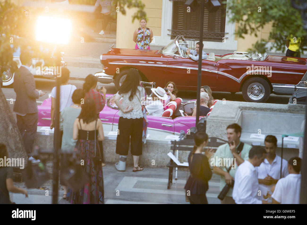 La Havane, Cuba, Cuba. 3 mai, 2016. Des stars d'un bain à dans l'île caribéenne de Cuba pour la ''Chanel cruise show'', d'arriver à le Paseo del Prado, large promenade bordée d'où le lieu a eu lieu à bonbon-cabriolets comme la couleur vintage live band cubain joue à La Havane, Cuba, le 3 mai 2016. Chanel a embauché plus de 150 ''almendrones'' (le Old US cars) aménagée comme un emblème de l'île socialiste à transporter les clients autour de la ville.La maison de couture française Chanel a mis en scène son spectacle dans la capitale cubaine La Havane - le premier défilé de l'Internationale communiste depuis 1959 revolutio Banque D'Images