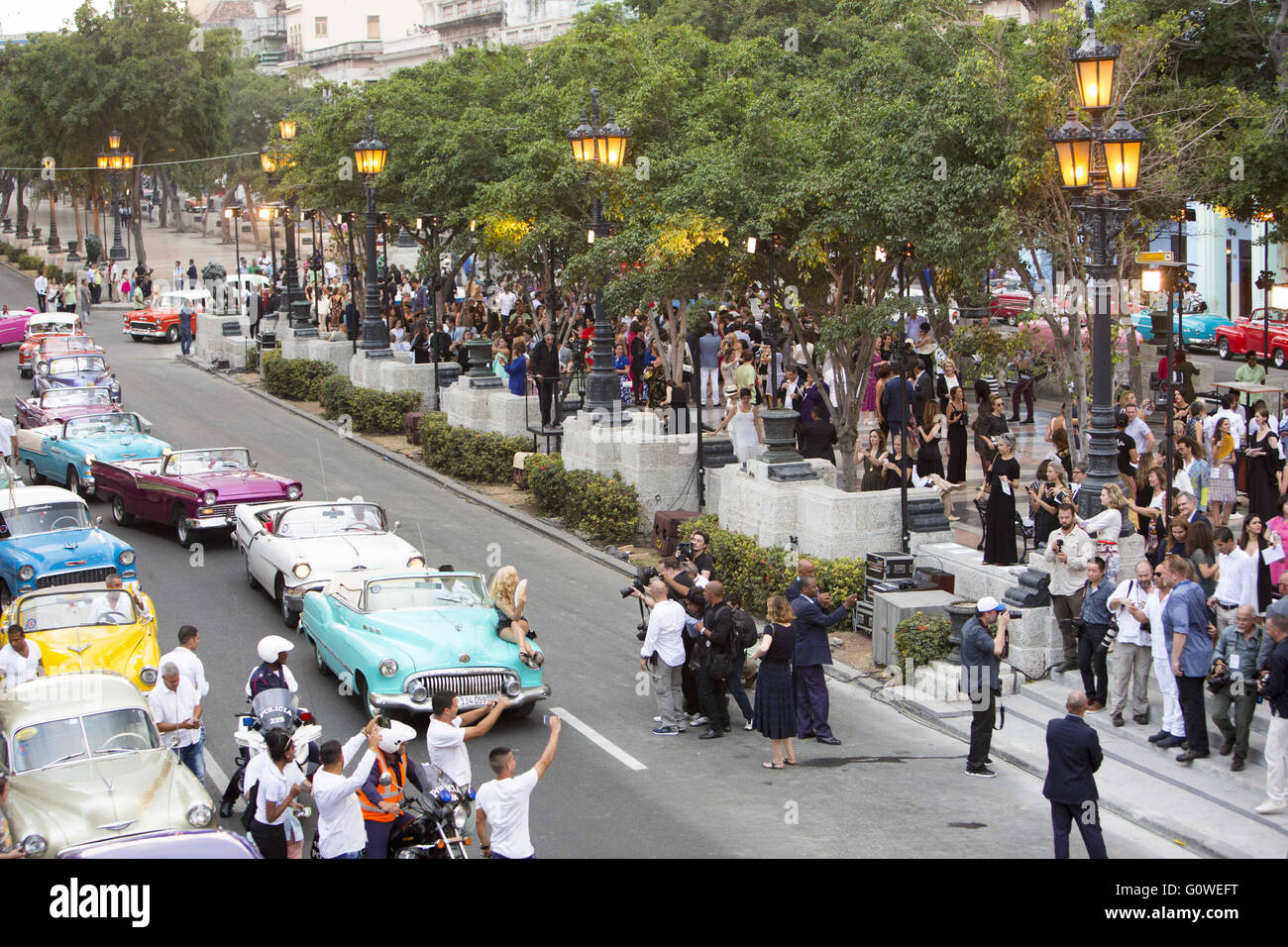 La Havane, Cuba, Cuba. 3 mai, 2016. Alice Dellal pose sur l'un des cabriolets de La Havane vintage Chanel avant le spectacle. Les voitures anciennes de Cuba est apparue comme une impression sur plusieurs morceaux de l'Chanel collection Croisière '''' 2016/2017. Chanel a embauché plus de 150 ''almendrones'' (le Old US cars) aménagée comme un emblème de l'île socialiste à transporter les clients autour de la ville.Chanel fashion show en plein air à La Havane, a été organisé le long de la promenade de 170 mètres de long, sol carrelé Paseo del Prado, une promenade bordée de jardins en 1772 par un Français, qui devient la plus longue du monde catwal Banque D'Images