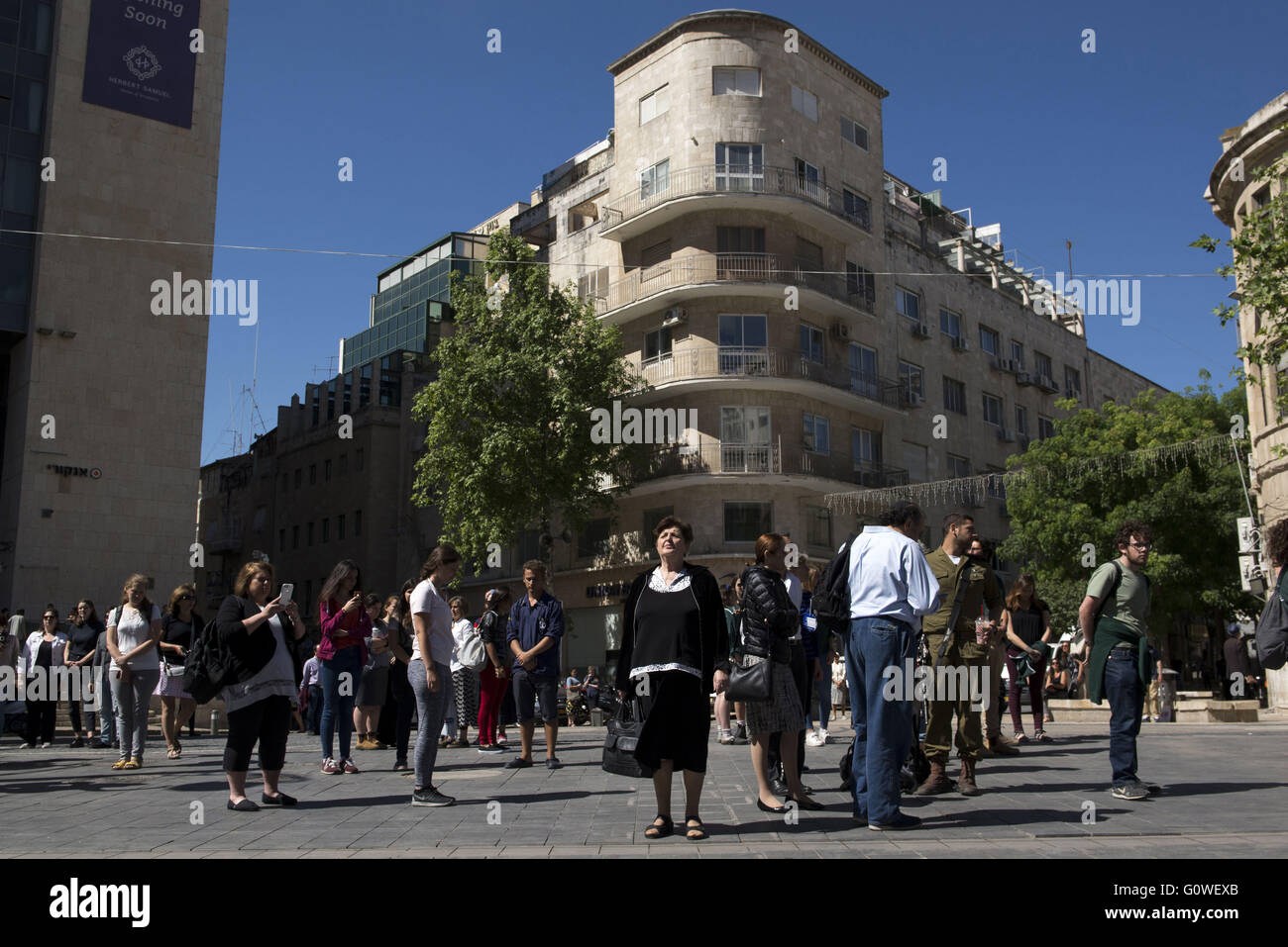 Jérusalem, Israël, Israël. 5 mai, 2016. Les Israéliens s'comme la sirène marquant la Journée de l'Holocauste est entendu. Crédit : Danielle Shitrit/ZUMA/Alamy Fil Live News Banque D'Images