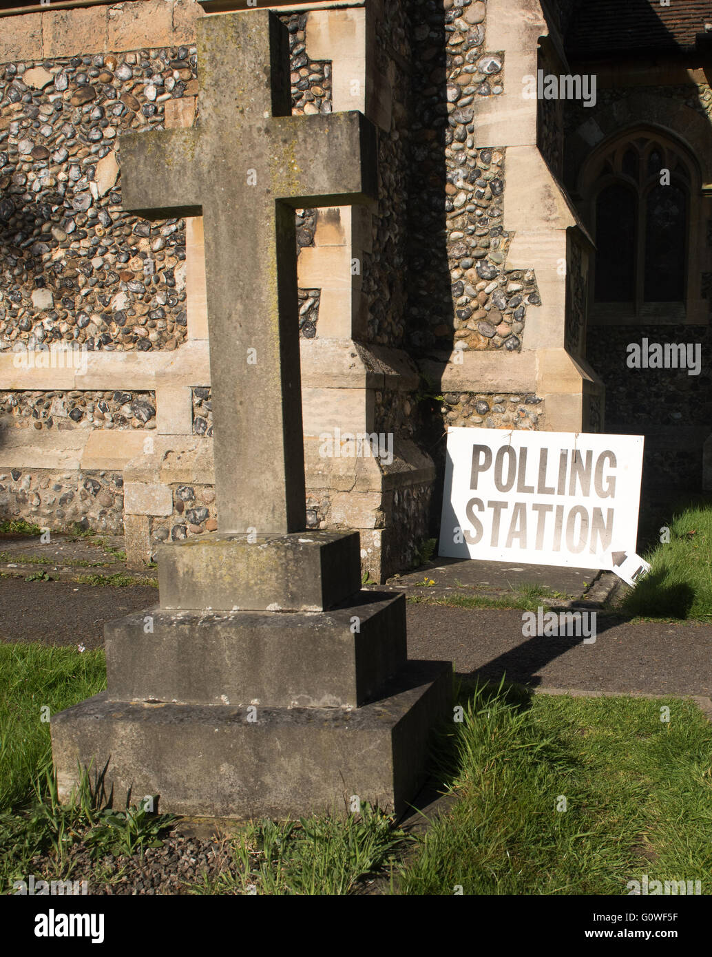 Brentwood, Essex, Royaume-Uni. 5 mai, 2016. Le bureau de vote au Sud Weald, Brentwood, Essex est accessible via le cimetière de St Peters' Crédit : Ian Davidson/Alamy Live News Banque D'Images