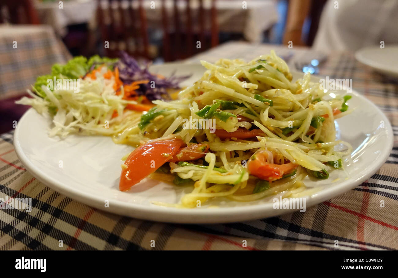 Un spicey salade de papaye (Som Tam) est vu sur une table dans un restaurant à Karon, Thaïlande 18 mars 2016. La lave se compose de la papaye verte, tomates, haricots verts et le piment. Photo : Alexandra Schuler/DPA - PAS DE SERVICE DE FIL- Banque D'Images