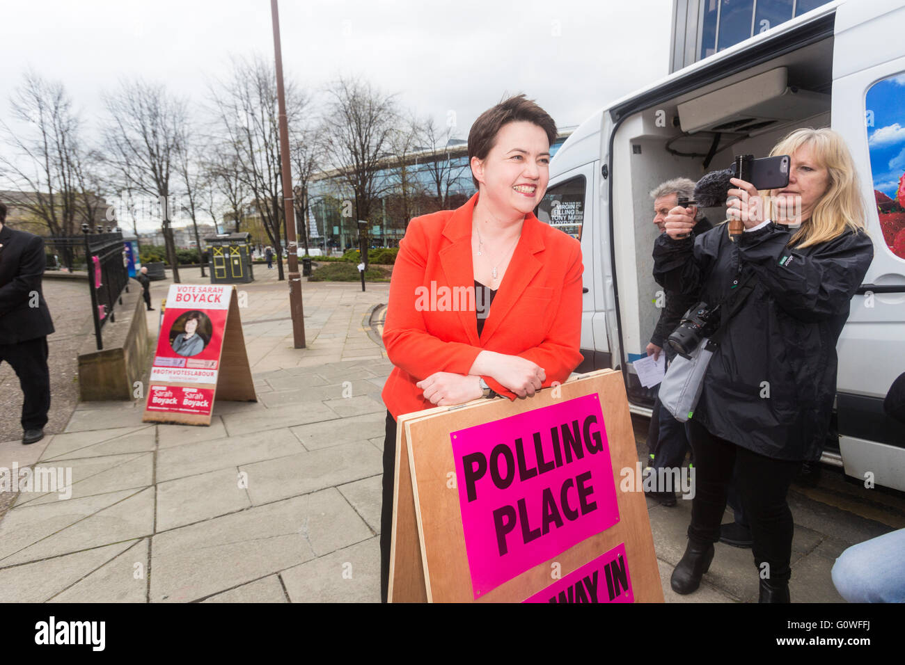 Edinburgh, Royaume-Uni. Le 05 mai, 2016. Leader syndicaliste & conservateur, Ruth Davidson votes à Camino Cafe à Edimbourg avec son partenaire Jen Wilson Crédit : Richard Dyson/Alamy Live News Banque D'Images