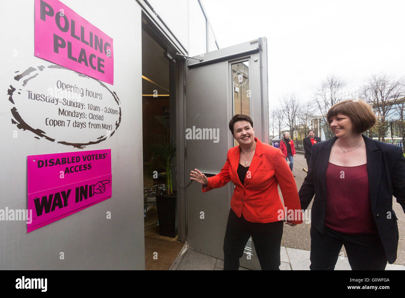Edinburgh, Royaume-Uni. Le 05 mai, 2016. Leader syndicaliste & conservateur, Ruth Davidson votes à Camino Cafe à Edimbourg avec son partenaire Jen Wilson Crédit : Richard Dyson/Alamy Live News Banque D'Images