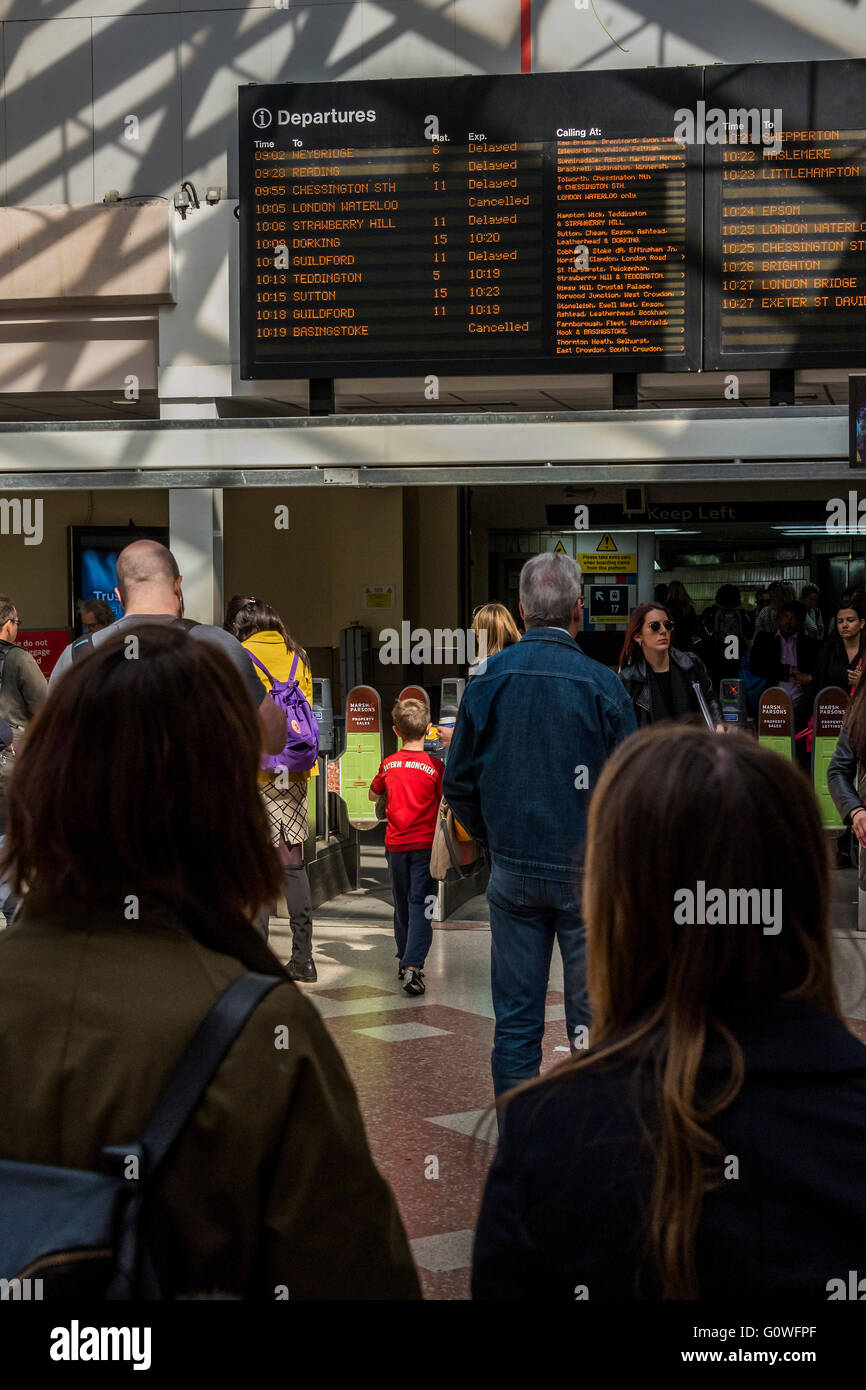 Londres, Royaume-Uni. Le 05 mai, 2016. Tableaux des départs montrent des retards, cancelellations ou rien du tout comme le personnel de la station d'essayer et adljust pour l'interruption à la suite d'une incendie à Vauxhall. Les passagers d'attendre les informations mises à jour dans la billetterie concorse 05 Mai 2016 Crédit : Guy Bell/Alamy Live News Banque D'Images