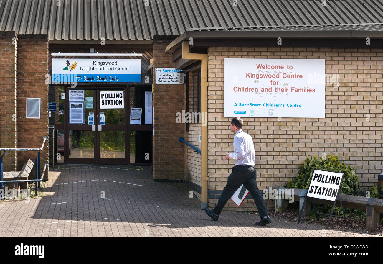 Le jeudi 5 mai 2016 un pas de géant dans le Kingswood Neighbourhood Centre, Corby, où les votes sont en cours pour le prochain commissaire de police et le crime de Northamptonshire. Banque D'Images