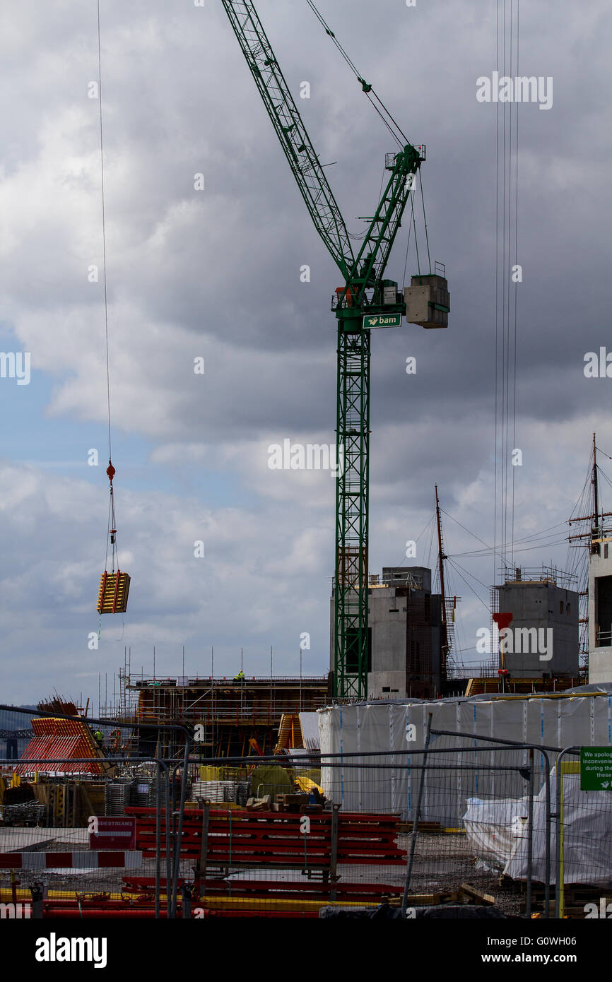 Tayside, Dundee, Écosse, Royaume-Uni, 5 mai 2016 : Le Chancelier Rt Hon, George Osborne, a annoncé dans le budget de cette année que le gouvernement britannique fait un £5m contribution à la Dundee V&A Waterfront Development Project. Le musée qui est actuellement en cours de construction sur le secteur riverain de la ville devrait ouvrir ses portes en 2018. Le coût de l'édifice, conçu par l'architecte japonais Kengo Kuma, a presque doublé, passant de 45 m£ à £80m. Credit : Dundee Photographics / Alamy Live News Banque D'Images