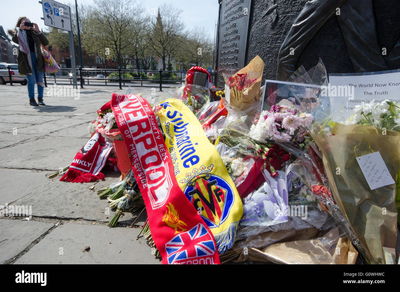 Liverpool, Royaume-Uni. 5 mai, 2016. Après la décision historique le mois dernier après l'enquête, Hillsborough Liverpool face côté espagnol Villareal en demi-finale de l'UEFA Europa League ce soir. En tant que fans entremêlent dans le chaud soleil du printemps à Liverpool, Villareal en plaçant leurs respects des écharpes au monument commémoratif de Hillsborough près de St.John's Gardens dans le centre-ville. Le gagnant jouera soit Sevilla ou Shakt Donsk en finale à Bâle, Suisse, le 18 mai 2016 Crédit : rsdphotography/Alamy Live News Banque D'Images