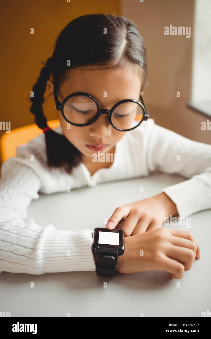 Le port d'un écolier smart watch Banque D'Images