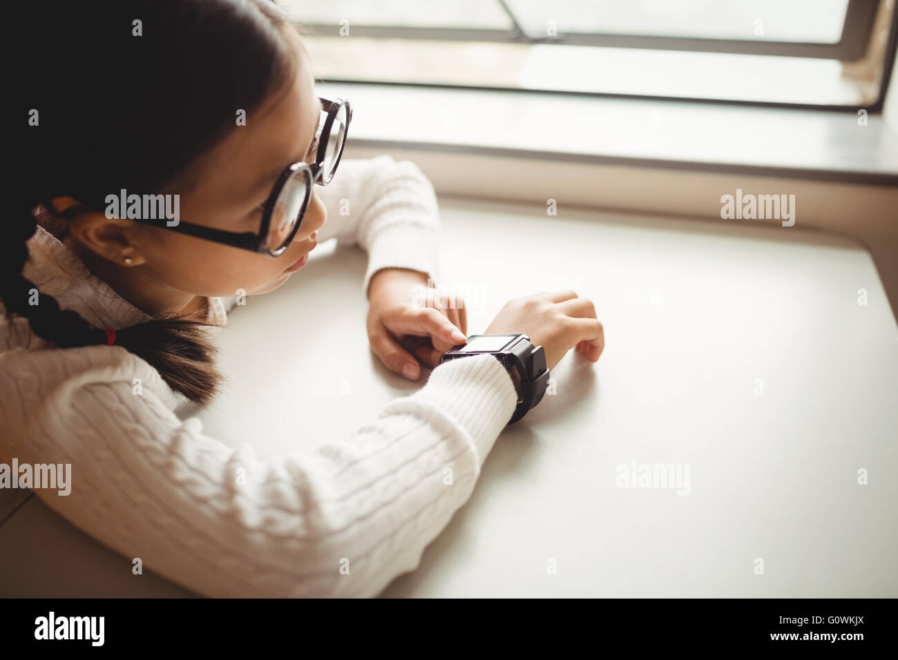 Le port d'un écolier smart watch Banque D'Images