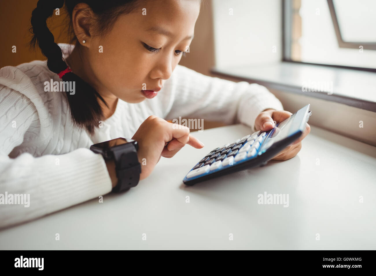 En utilisant une calculatrice écolier Banque D'Images