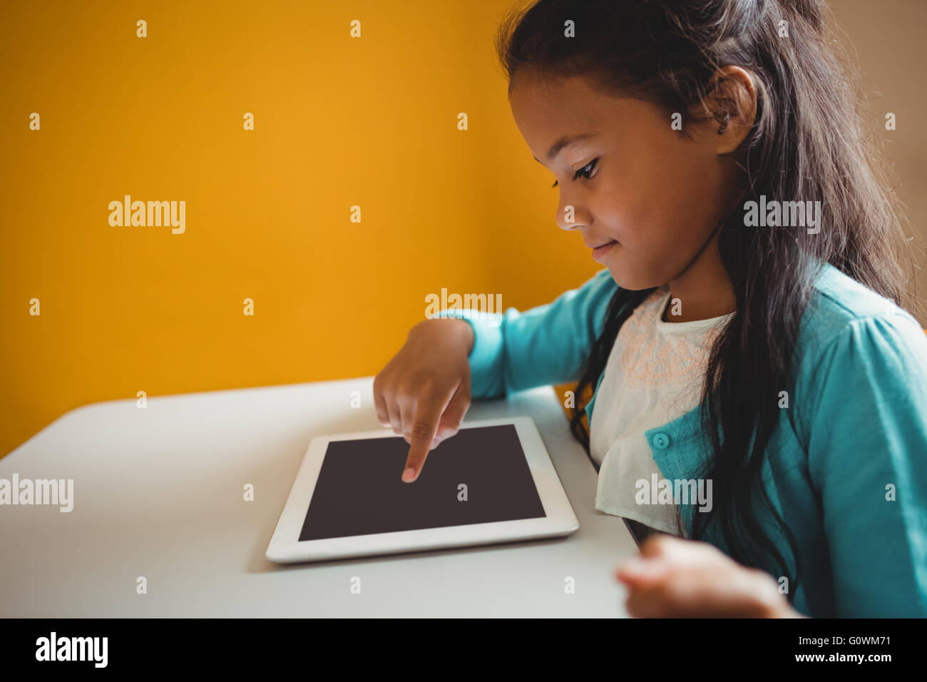 Une petite fille à l'aide d'une tablette Banque D'Images
