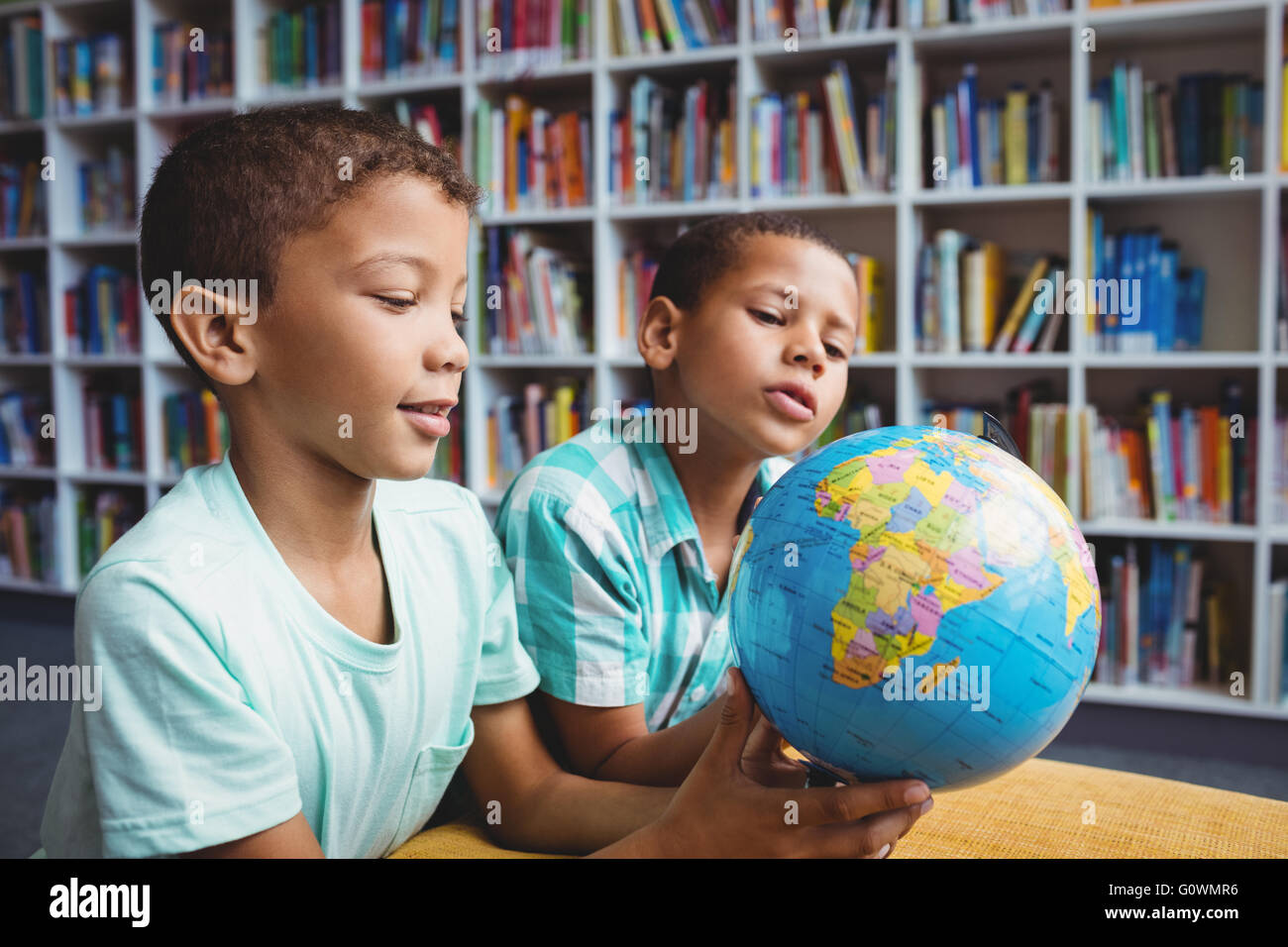 Les garçons l'étude de la planète Banque D'Images