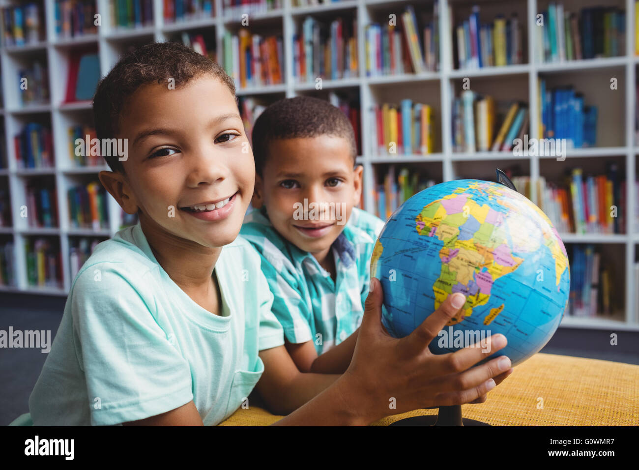 Les garçons l'étude de la planète Banque D'Images
