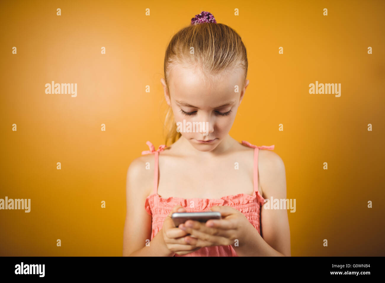 Fille blonde en utilisant son smartphone Banque D'Images Fille blonde en utilisant son smartphone Banque D'Images