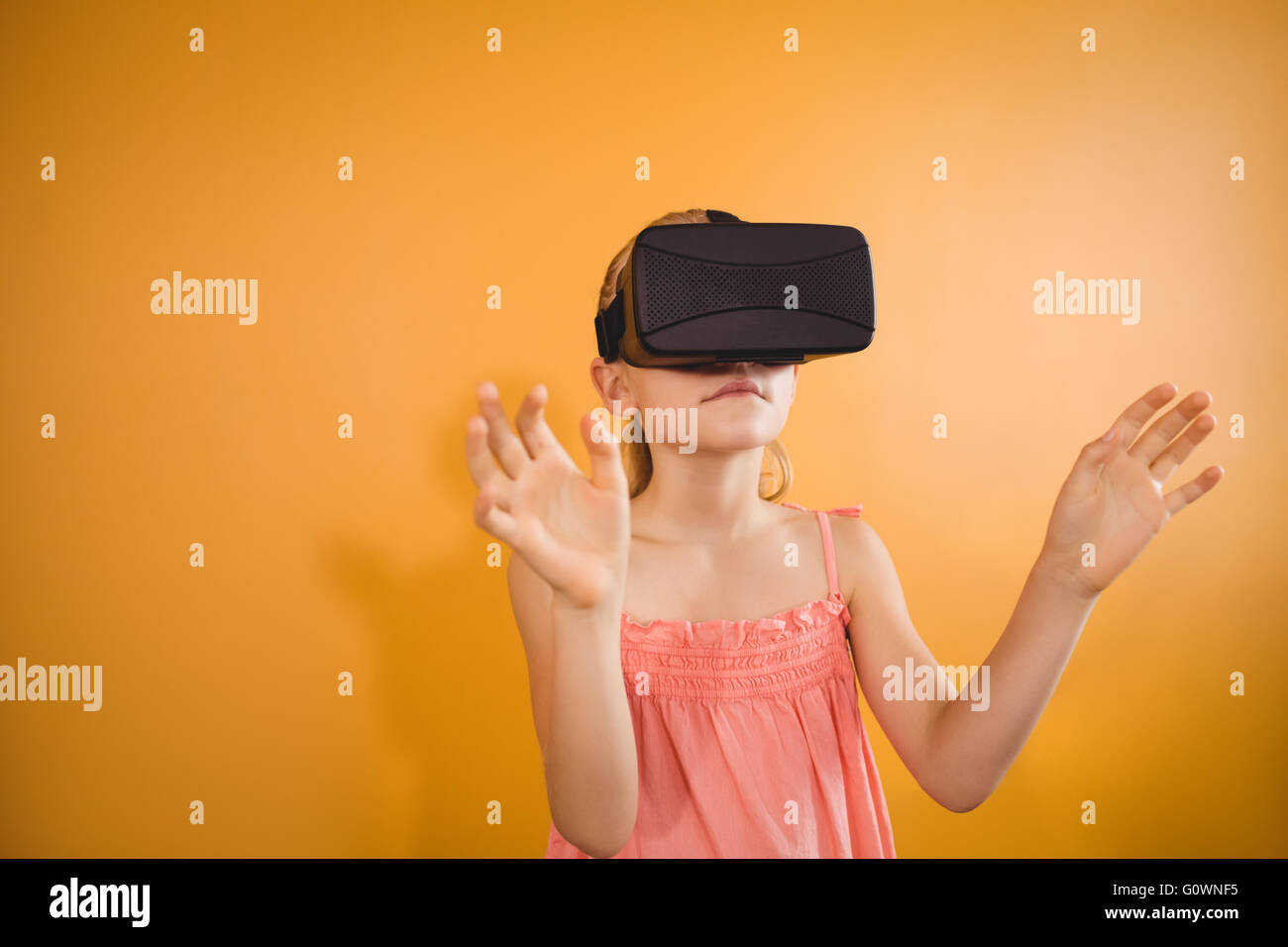 Petite fille portant des lunettes de réalité virtuelle Banque D'Images