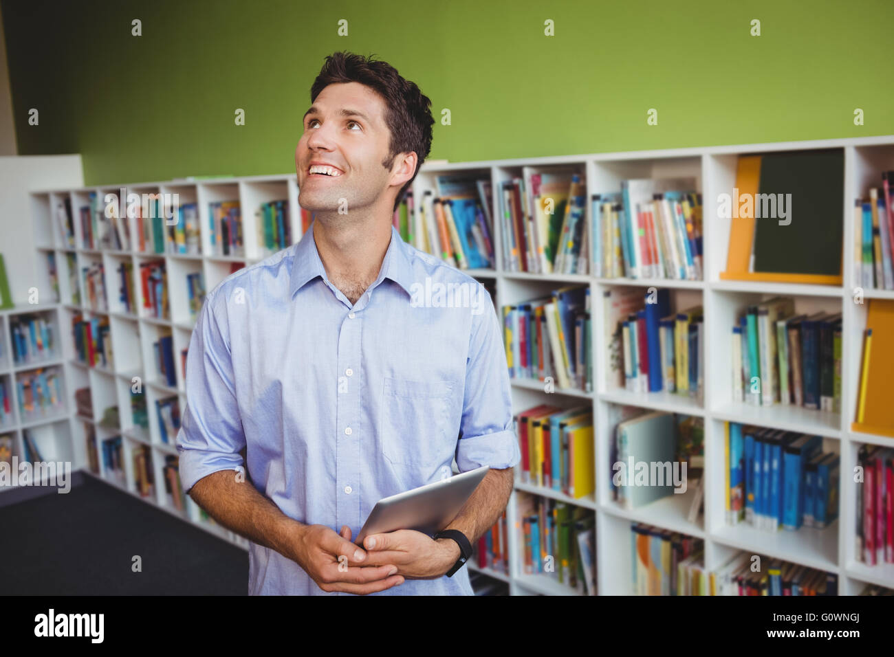 L'homme tenant un livre et regardant vers le haut Banque D'Images
