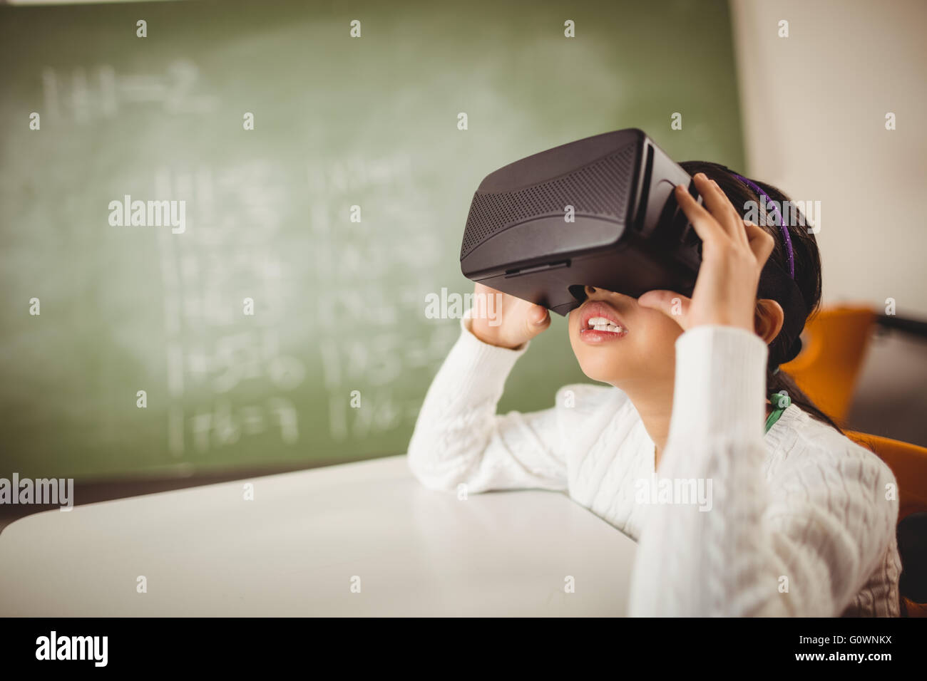Girl lunettes de réalité virtuelle Banque D'Images