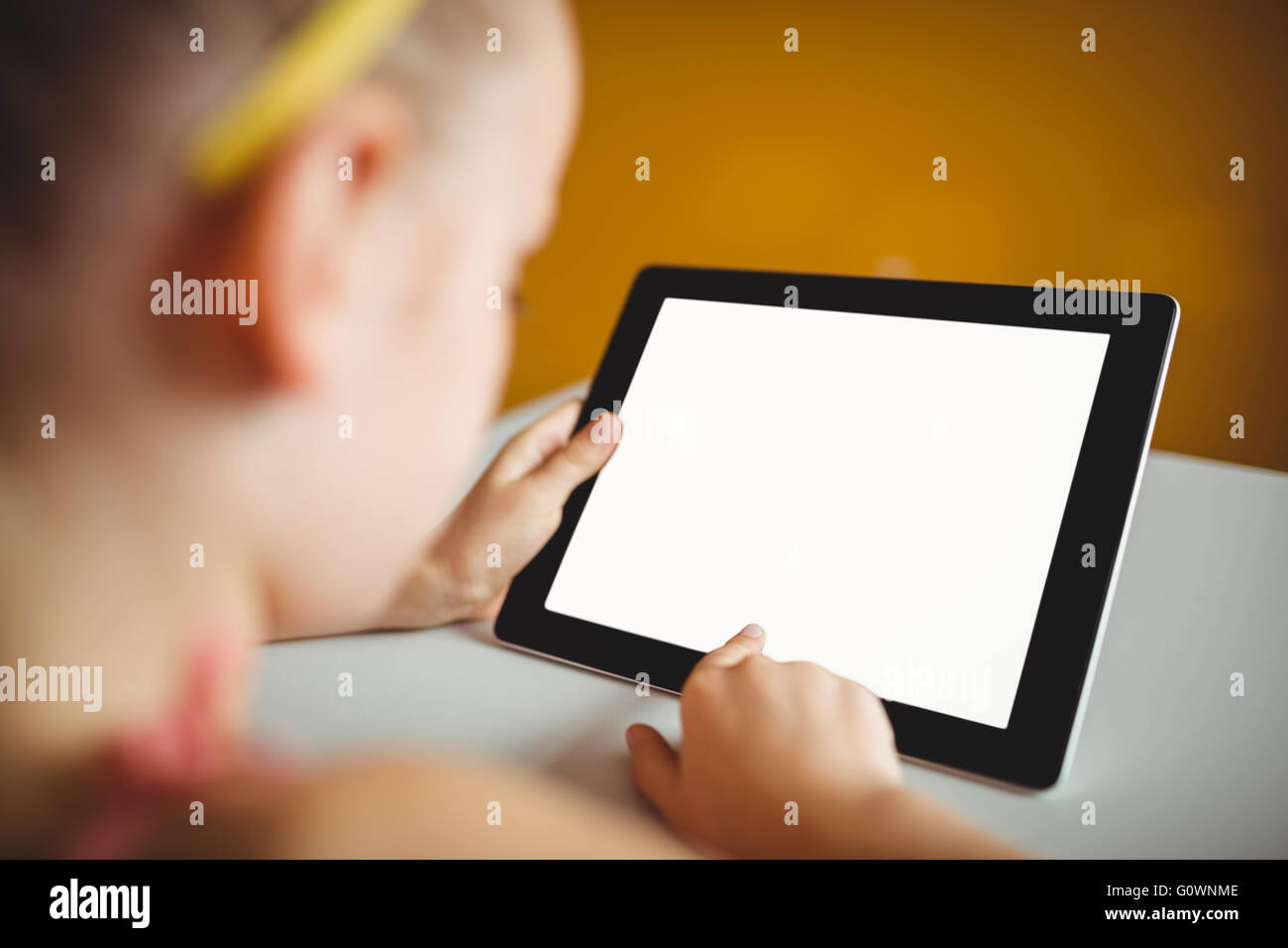 Petite fille et de pointage à l'aide d'une tablette numérique Banque D'Images