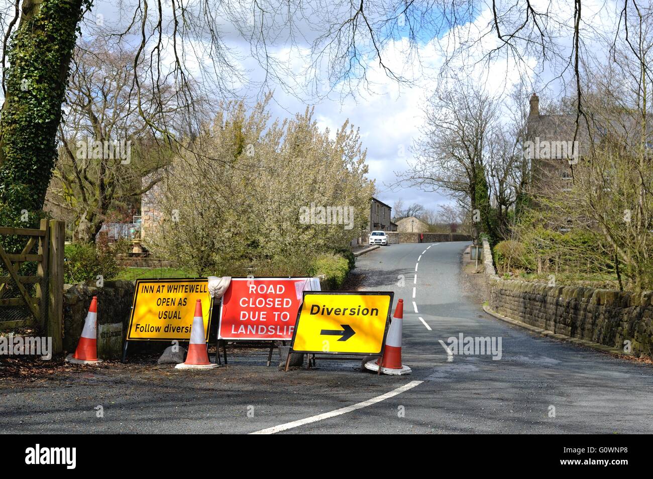 En raison d'un détournement de glissement de terrain sur une route rurale Banque D'Images