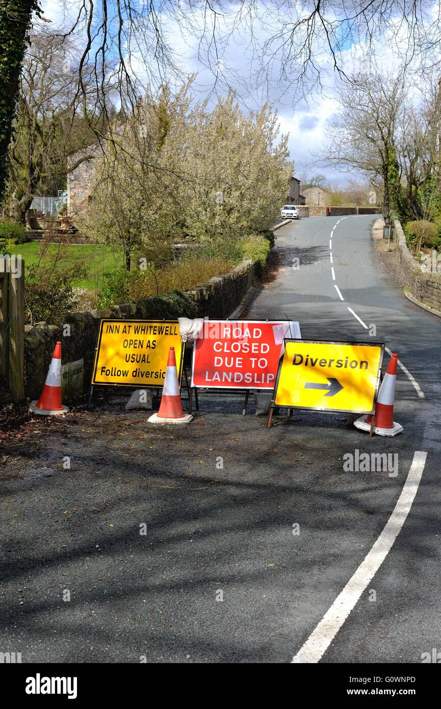 Le détournement en raison de glissement de terrain sur une route rurale Banque D'Images
