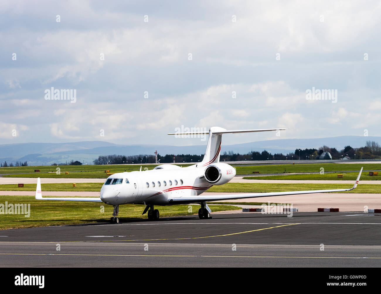 Gulfstream Aerospace G-V-SP G550 Executive Jet Airliner N757PL stationné à l'Aéroport International de Manchester en Angleterre Royaume-Uni Banque D'Images