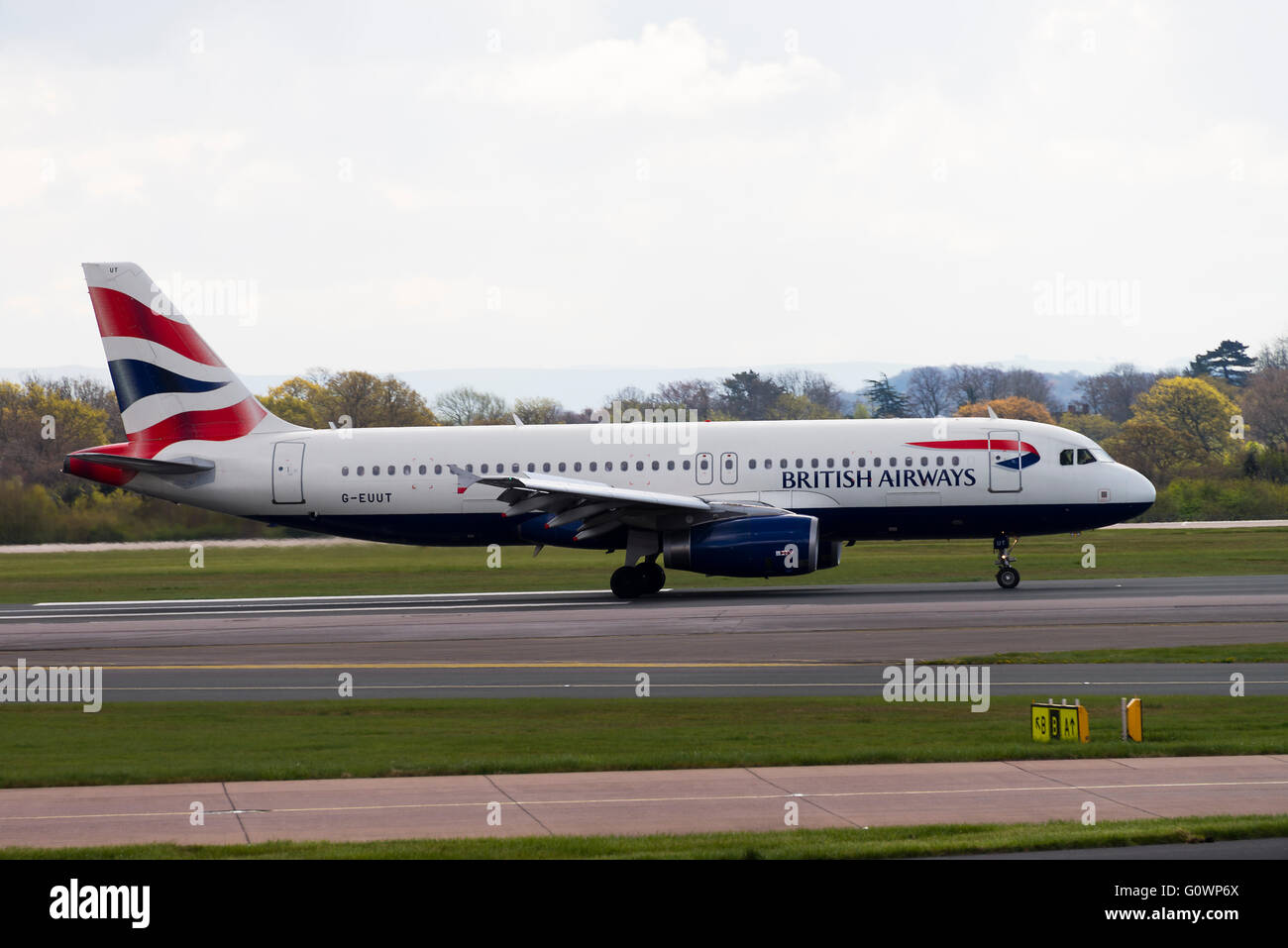 British Airways Airbus A320-232 G-EUUT avion à l'atterrissage à l'Aéroport International de Manchester en Angleterre Royaume-Uni UK Banque D'Images